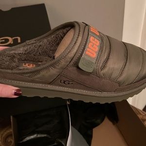NWT MENS AUTHENTIC UGG SLIPPERS … size 11 army green with ugg in orange
